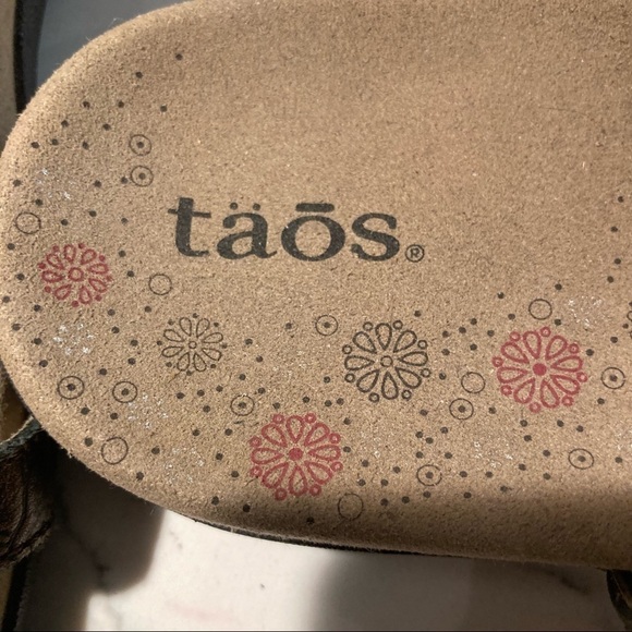 TAOS Sz 11  Trophy Strappy Copper Colourway Velcro Closure Comfort Sandals - Picture 3 of 16